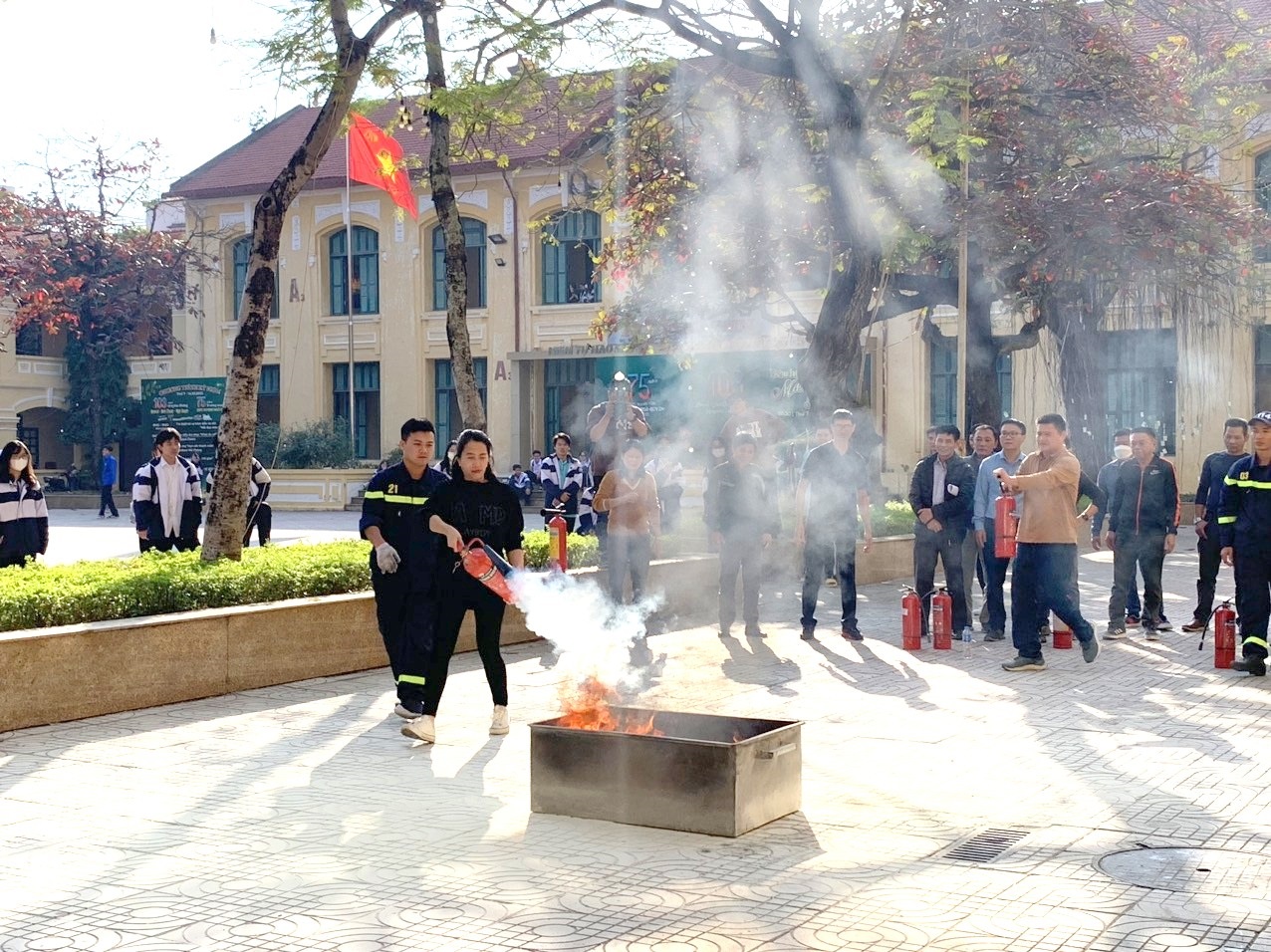 Tuyên truyền, thực tập phương án phòng cháy và cứu nạn, cứu hộ tại Trường THPT Ngô Quyền